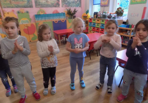 Lena, Marysia, Hania, Gabrysia i Marta ćwiczą prawidłowe mycie rąk "na sucho".